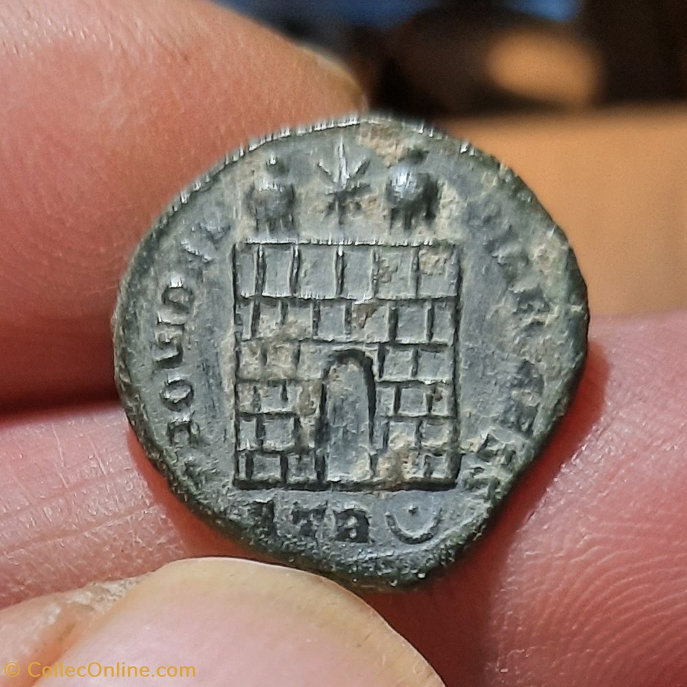 Constantin 2 A/Buste laure a g R/Porte de camp D17.6 P2.92g RIC479(R3) C165 monnaies antiquite av jc ap romaines republicaines imperiales constantin 2 a buste laure a g r porte de camp d17 6 p2 92g ric479 r3 c165