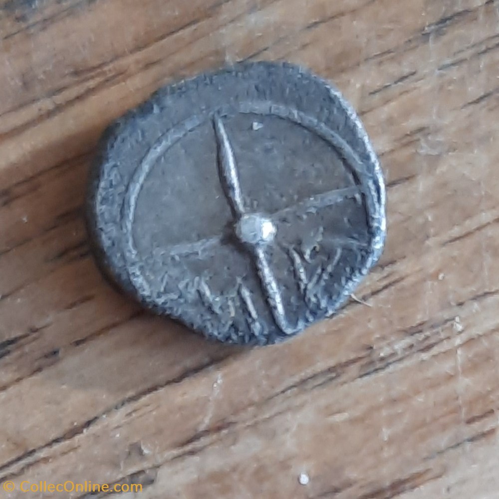 Marseille obole A /Tete Apollon a d R / Roue avec rayons -350-220 D10 P 0.74g MHM 10var cmp 333-343 monnaie antique jc gauloise marseille obole a tete apollon a d r roue avec rayons 350 220 d10 p 0 74g mhm 10var cmp 333 343