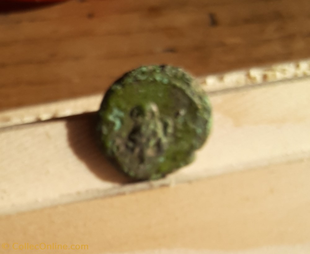 Marseille Petit Bronze A/Tete Minerve a D.R/Chouette a D.-49-25.D14.5 Poid 2.12g Feugere BM86 3 monnaie antique av jc ap gauloise marseille petit bronze a tete minerve a d r chouette a d 49 25 d14 5 poid 2 12g feugere bm86