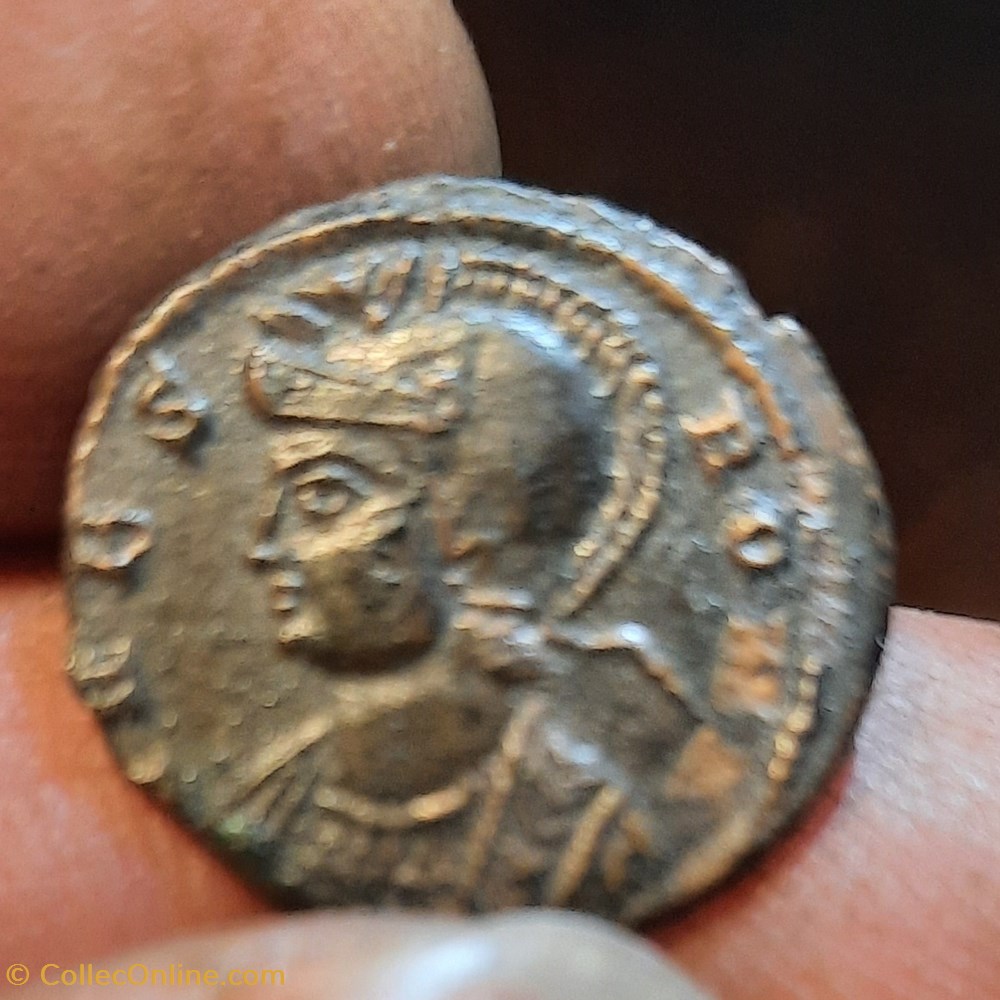Rome A/Tete casquee a g R/Louve +330+331 D17.9 P2.36g C17 RIC547 monnaies antiquite av jc ap romaines republicaines imperiales rome a tete casquee a g r louve 330 331 d17 9 p2 36g c17 ric547