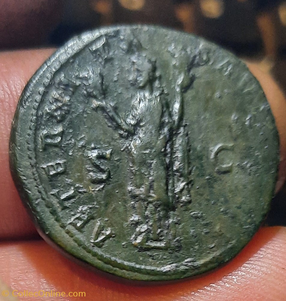 Hadrien A/Tete radiee a d R/Eternite debout a g D27.8 P13.98g C134 RIC597c monnaies antiquite av jc ap romaines republicaines imperiales hadrien a tete radiee a d r eternite debout a g d27 8 p13 98g c134 ric597c