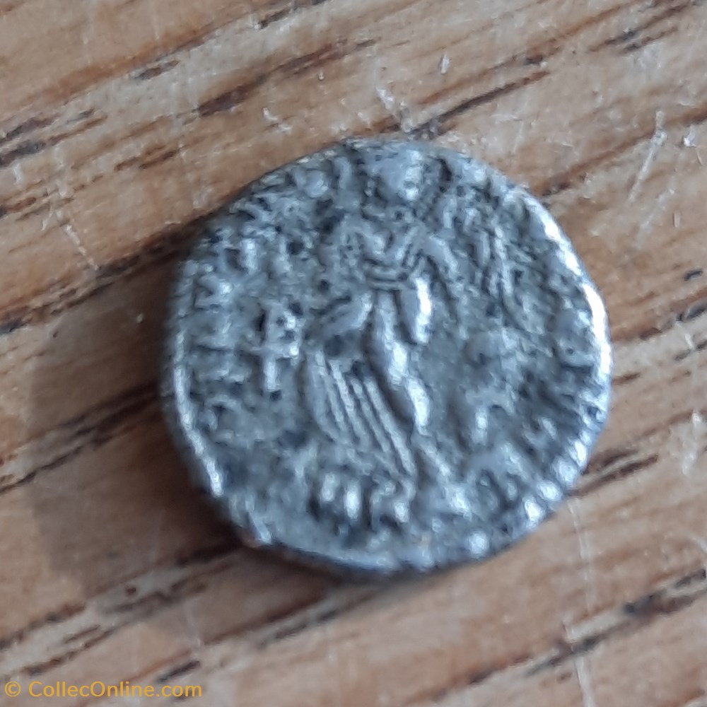 INCONNUE A/Tete diademee a d R/Victoire a g et chrisme D13 P 1.16g REF ? monnaie antiquite av jc ap inconnue a tete diademee a d r victoire a g et chrisme d13 p 1 16g ref