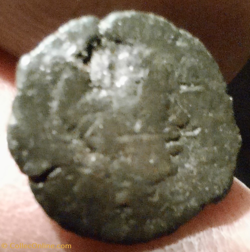 Petit Bronze au taureau , avers timbré d'une roue avec croix dans la chevelure 2 monnaies antiques celtes petit bronze au taureau avers timbre une roue avec croix dans la chevelure