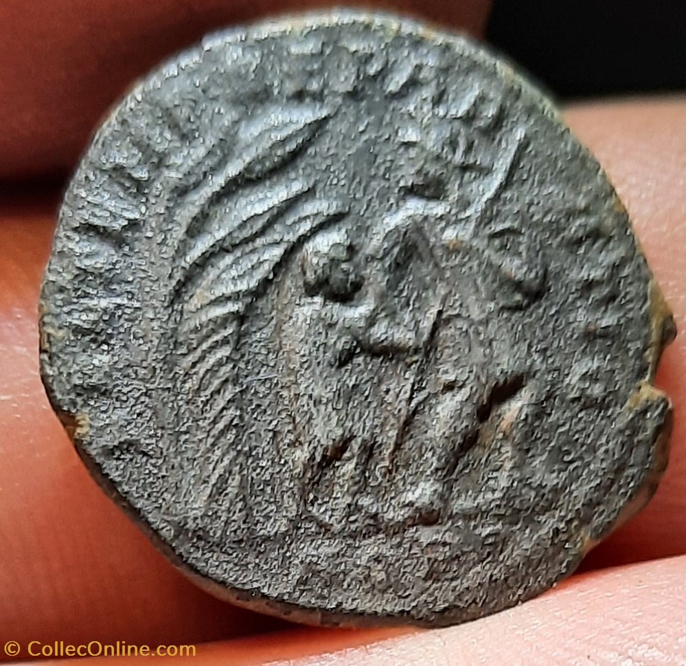 Constans A/Buste laure a g R/ Soldat et personnage +348+350 D21P4.02g RIC103 C19 monnaies antiquite av jc ap romaines republicaines imperiales constans a buste laure a g r soldat et personnage 348 350 d21p4 02g ric103 c19