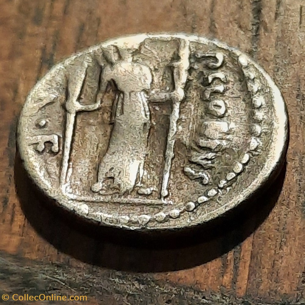 Claudia A/Tete lauree d Apollon a d R/Diana Lucifera -42 D 17 P 3.79g RCV492 monnaie antique av jc romaine republicaine imperiale claudia a tete lauree d apollon a d r diana lucifera 42 d 17 p 3 79g rcv492