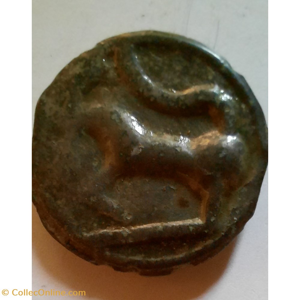 Segusiaves A /Tete casquee a g ,bandeau parallele R/Cheval a g -80-50 D18.6 P 4.75g LT5368 DT3089 monnaie antique jc ap gauloise segusiaves a tete casquee a g bandeau parallele r cheval a g 80 50 d18 6 p 4 75g lt5368 dt3089
