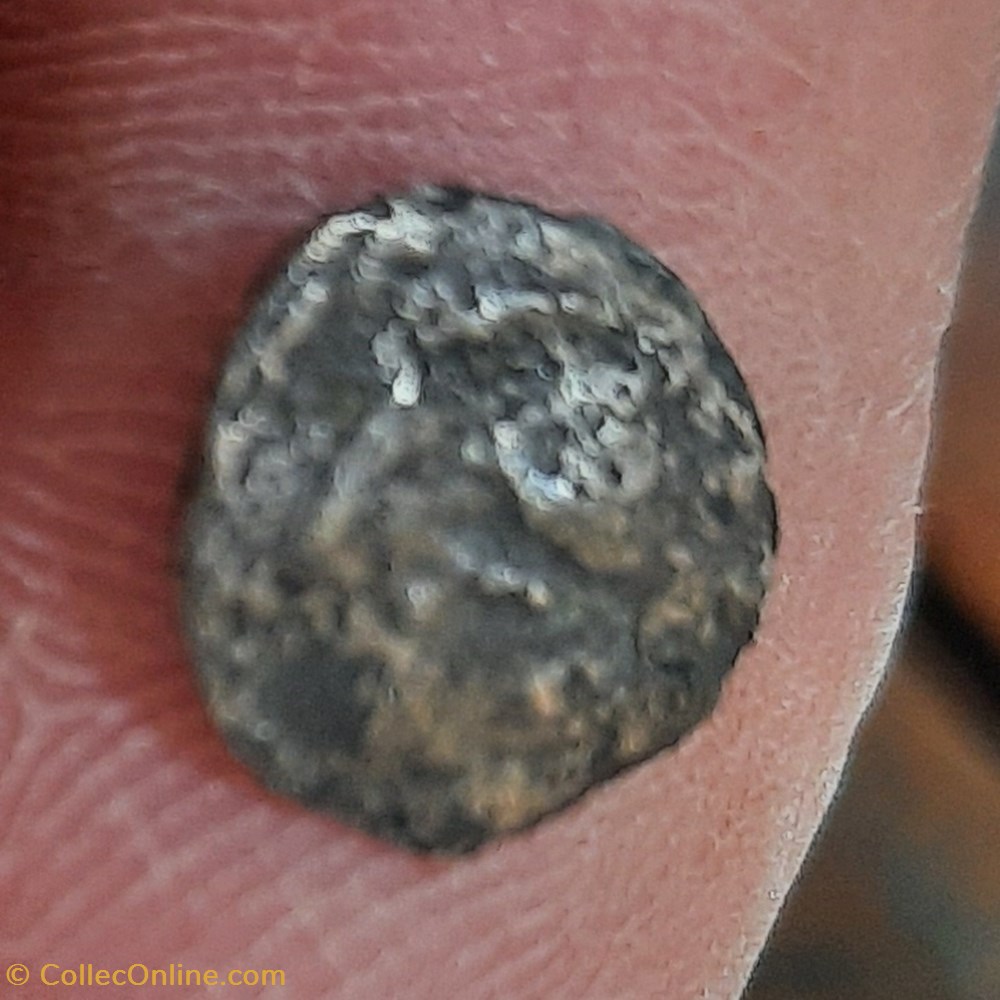 Marseille imitation hemiobole A /Tete confuse a g R / Roue a 4 rayons D9.6 P0.36g inclassable monnaies antiquite av jc ap gauloises marseille imitation hemiobole a tete confuse a g r roue a 4 rayons d9 6 p0 36g inclassable