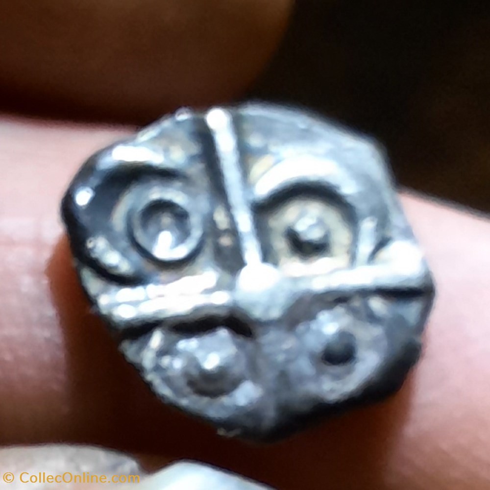 Tolosates A/Tete negroide a g R /Croix ,annelet ,3 globules D15.1 P2.29g Feugere DCR2986 monnaies antiquite av jc ap celtes tolosates a tete negroide a g r croix annelet 3 globules d15 1 p2 29g feugere dcr2986