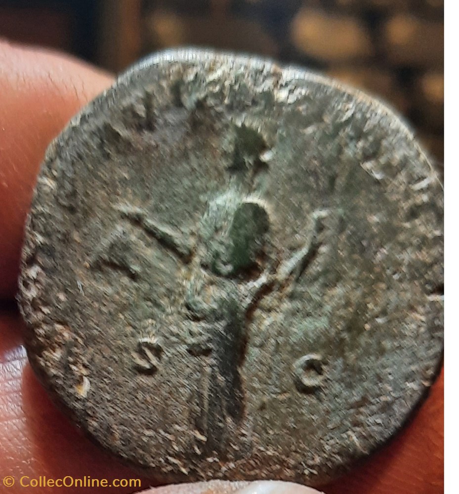 Commode A Tete lauree a d R/ Liberte debout a g D29.7 P17.46g C330 RIC 1590 RCV5766 monnaies antiquite av jc ap romaines republicaines imperiales commode a tete lauree a d r liberte debout a g d29 7 p17 46g c330 ric 1590 rcv5766