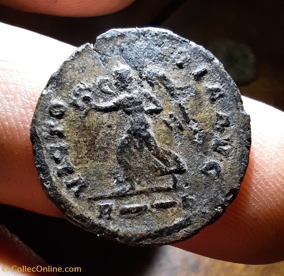 Probus A/ Buste radie a d R/ Victoire marchant a g C744 RIC213 RC 3374var monnaies antiquite av jc ap romaines republicaines imperiales probus a buste radie a d r victoire marchant a g c744 ric213 rc 3374var