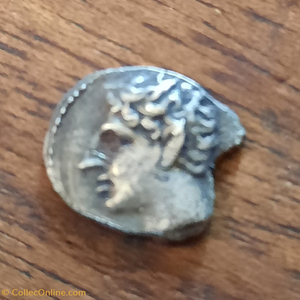 Marseille Obole MA. A/Tete Apollon a g R/Roue -300-150 D10.5 P 0.70g Feugere OBM8 monnaie antique av jc gauloise marseille obole ma a tete apollon a g r roue 300 150 d10 5 p 0 70g feugere obm8