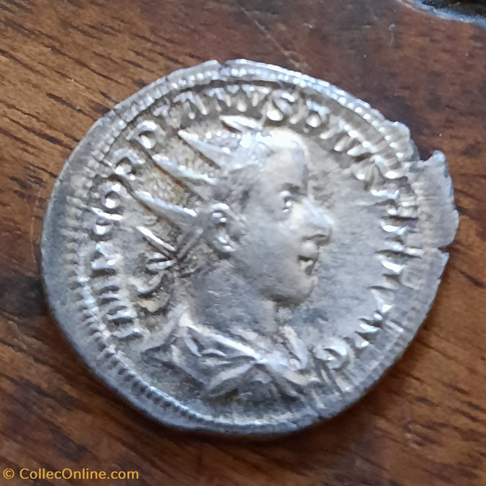 Gordien 3 A/Buste radie a d R/Apollon assis a g+241 D22.9 P4.42 RCV 8645 C250 RIC88 monnaie antique av jc romaine republicaine imperiale gordien 3 a buste radie a d r apollon assis a g 241 d22 9 p4 42 rcv 8645 c250 ric88