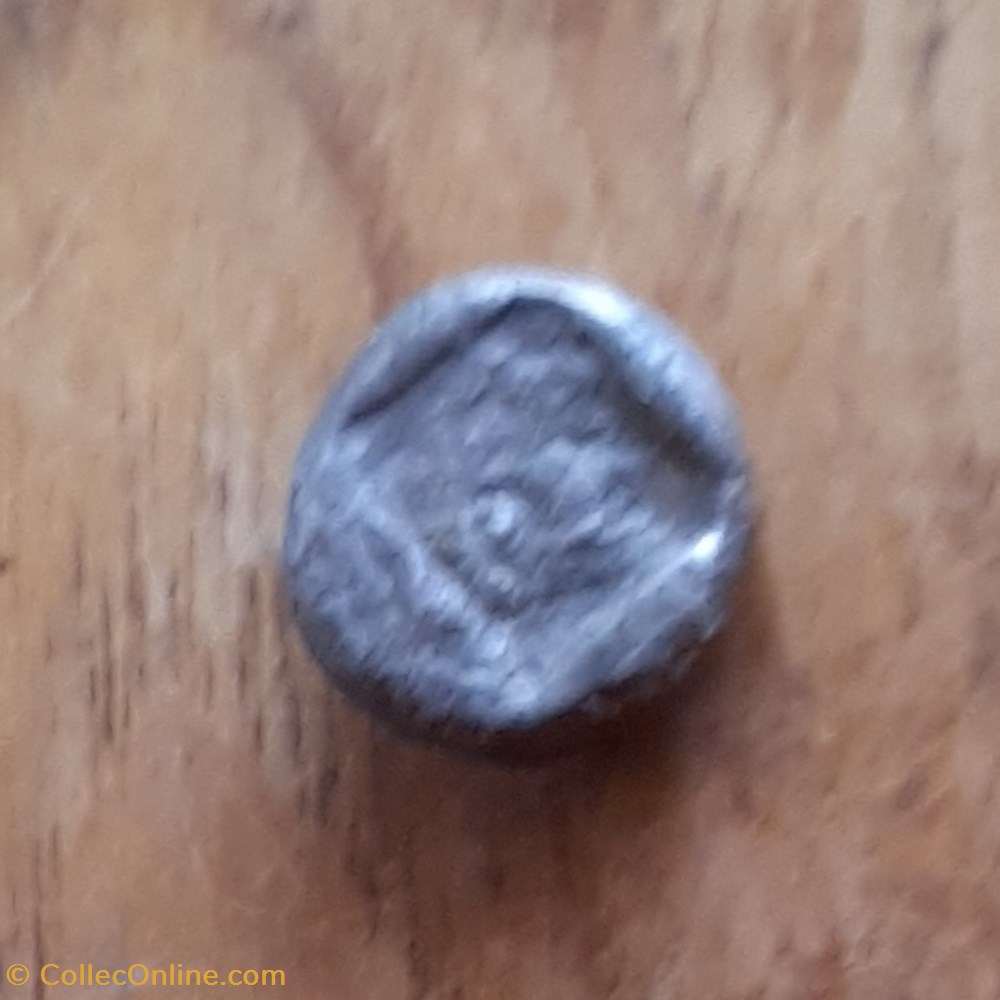 Arles A/Petite tete a d R/Carre creux D 7 P0.65g -525-500 Feugere OBE-4a 2 monnaies antiques celtes arles a petite tete a d r carre creux d 7 p0 65g 525 500 feugere obe 4a