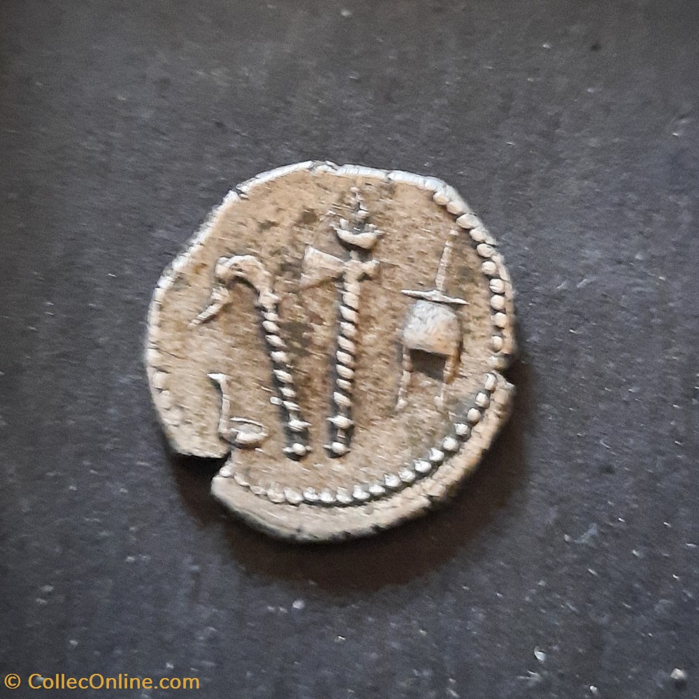 Jules Cesar A/Elephant a d CAESAR R/Instrument pontificaux D19.2 P 4.75g -49 RCV 1399 monnaie antique av jc ap romaine republicaine imperiale jules cesar a elephant a d caesar r instrument pontificaux d19 2 p 4 75g 49 rcv 1399