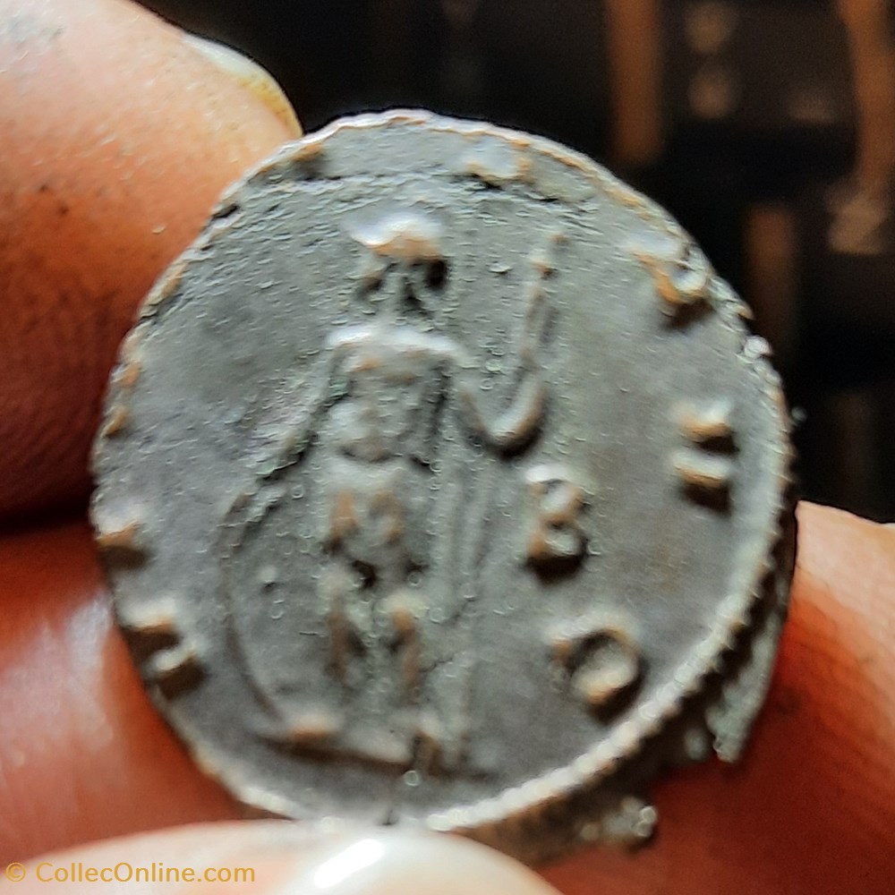 Quintille A/Tete radiee a d R/ Vertu debout a g D19.4 P3.22g C73 RIC35 RCV 11456 monnaies antiquite av jc ap romaines republicaines imperiales quintille a tete radiee a d r vertu debout a g d19 4 p3 22g c73 ric35 rcv 11456