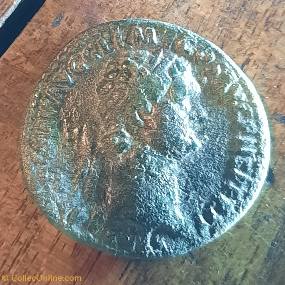 Domitien A/Tete lauree a d R/La Monnaie debout a g D 28.6 P 8.65g RCV 2807 C 332 RIC 395b antique av jc ap romaine republicaine imperiale domitien a tete lauree a d r la monnaie debout a g d 28 6 p 8 65g rcv 2807 c 332 ric 395b