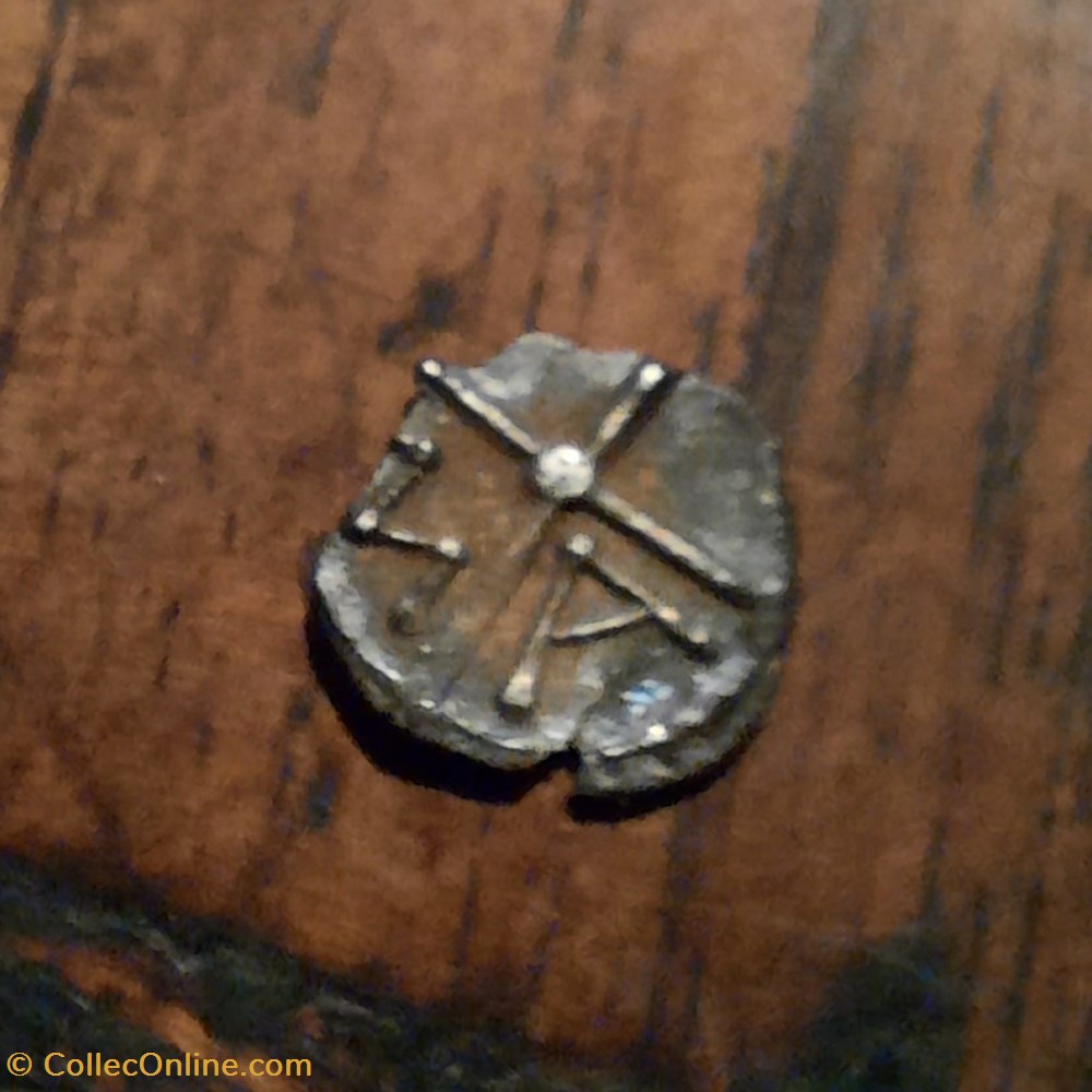Obole Volques Arecomiques A/Tete a g T derriere la nuque R/Roue MA -75-25 D9.5 P0.28 Feugere OBV-8 monnaie antique av jc ap obole volques arecomiques a tete a g t derriere la nuque r roue ma 75 25 d9 5 p0 28 feugere obv 8