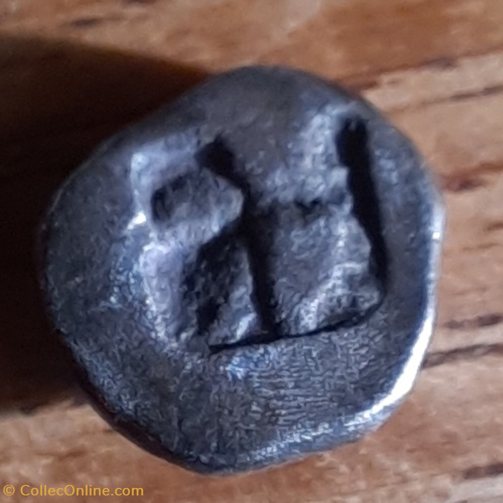 Obole Marseille Argent -475 -460 A/ Tete de deesse a gauche R/ Carre creux D/9.6 Poid/1.01g 2 monnaies antiques celtes obole marseille argent 475 460 a tete de deesse a gauche r carre creux d 9 6 poid 1 01g