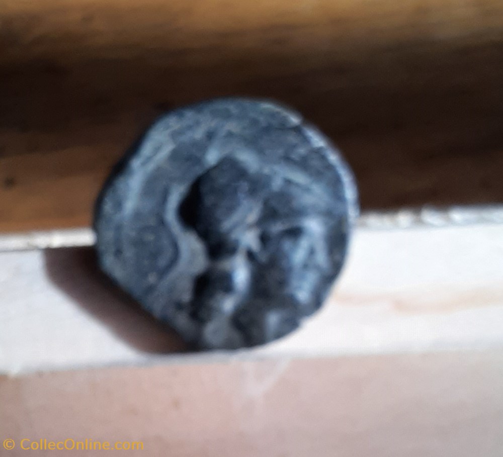 Marseille Grand Bronze A/Tete d Athena a D.R/Trepied MA.D19.7 Poid 5.29 -210-150FeugereGBM24-2 2 monnaie antique av jc ap gauloise marseille grand bronze a tete d athena a d r trepied ma d19 7 poid 5 29 210 150feugeregbm24 2