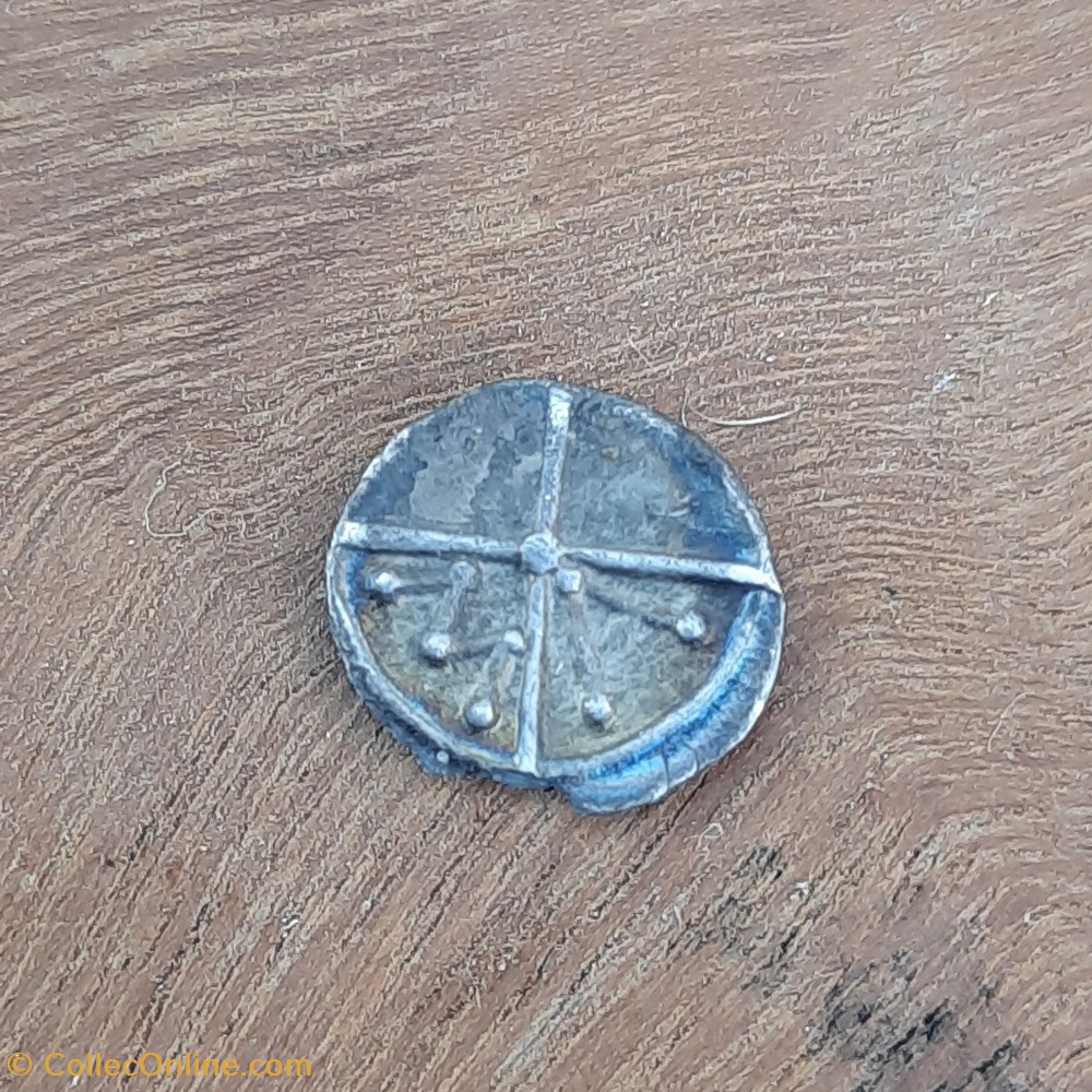 Nimes Obole Volque Arecomique A/Tete Apollon a g NA. R/Roue MA -75-25 D9.6 P0.39 FeugereOBV-6 monnaies antiques nimes obole volque arecomique a tete apollon a g na r roue ma 75 25 d9 6 p0 39 feugereobv 6