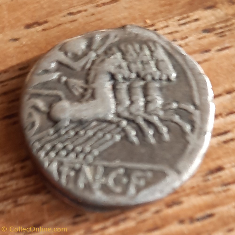 monnaie antiquite av jc ap romaine republicaine imperiale fannia r tete casquee de rome a d r victoire dans quadrige d17 1 p3 86g rcv150 rrc 275 1