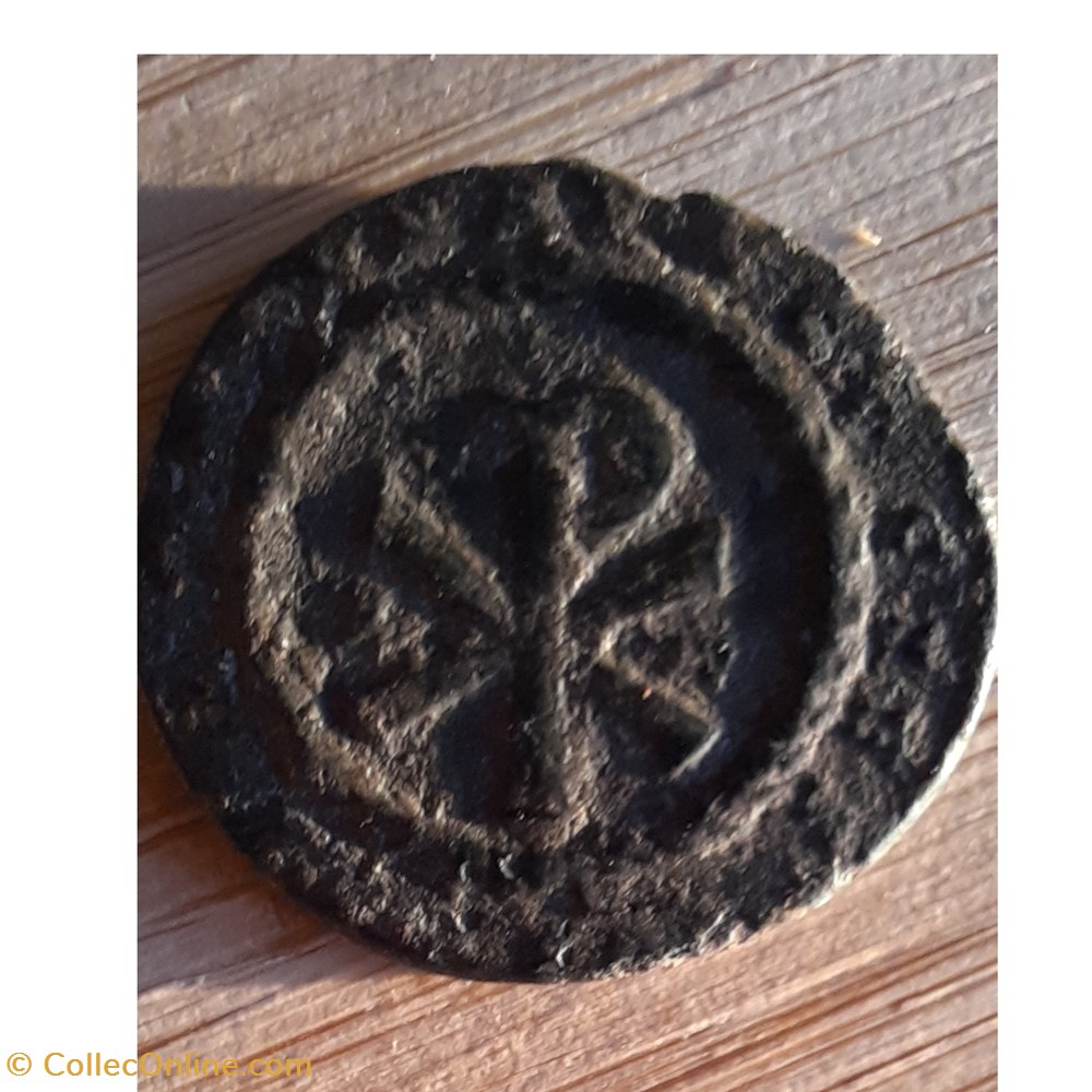 Magnence A/Tete nue a d R / Chrisme avec apha et omega D25.8 P 7.50gRCV 18777 C30 RIC 188var monnaie antique jc romaine republicaine imperiale magnence a tete nue a d r chrisme avec apha et omega d25 8 p 7 50grcv 18777 c30 ric 188var