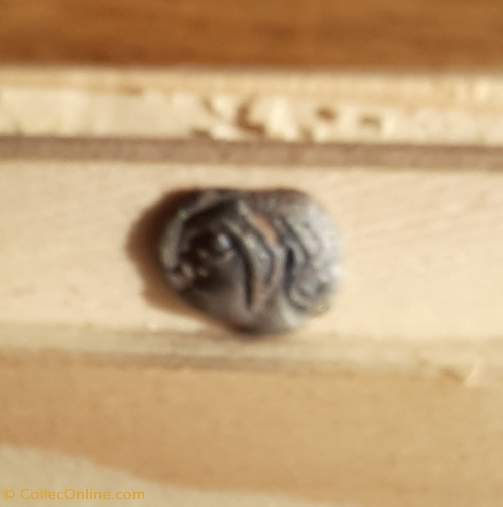 Marseille Obole A/Tete Apollon a G.R/Carre creux swatiska.D9 P0.79g -450_410 Feugere OBB3 monnaie antique av jc gauloise marseille obole a tete apollon a g r carre creux swatiska d9 p0 79g 450 410 feugere obb3