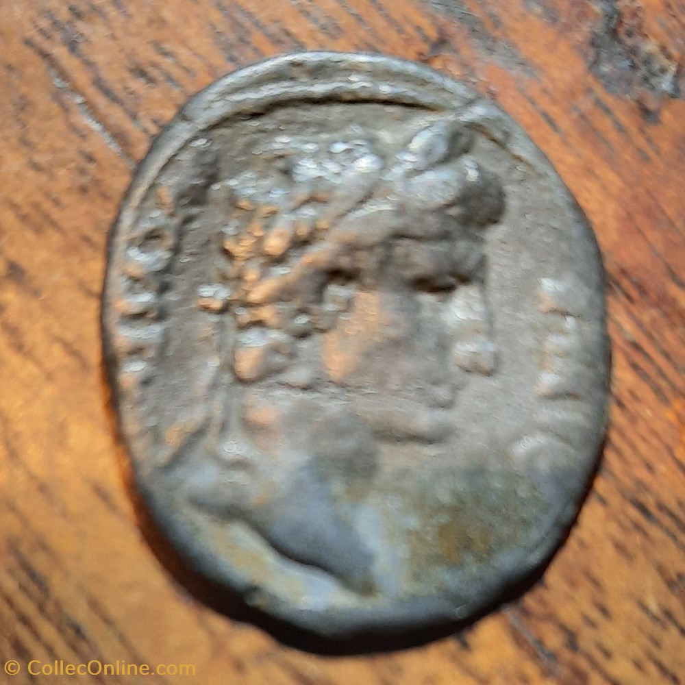 Auguste A/Tete lauree a d R/Auguste assis a d D19.4 P 3.34g C174 RIC200 RSC 174 monnaie antique av jc ap romaine republicaine imperiale auguste a tete lauree a d r auguste assis a d d19 4 p 3 34g c174 ric200 rsc 174