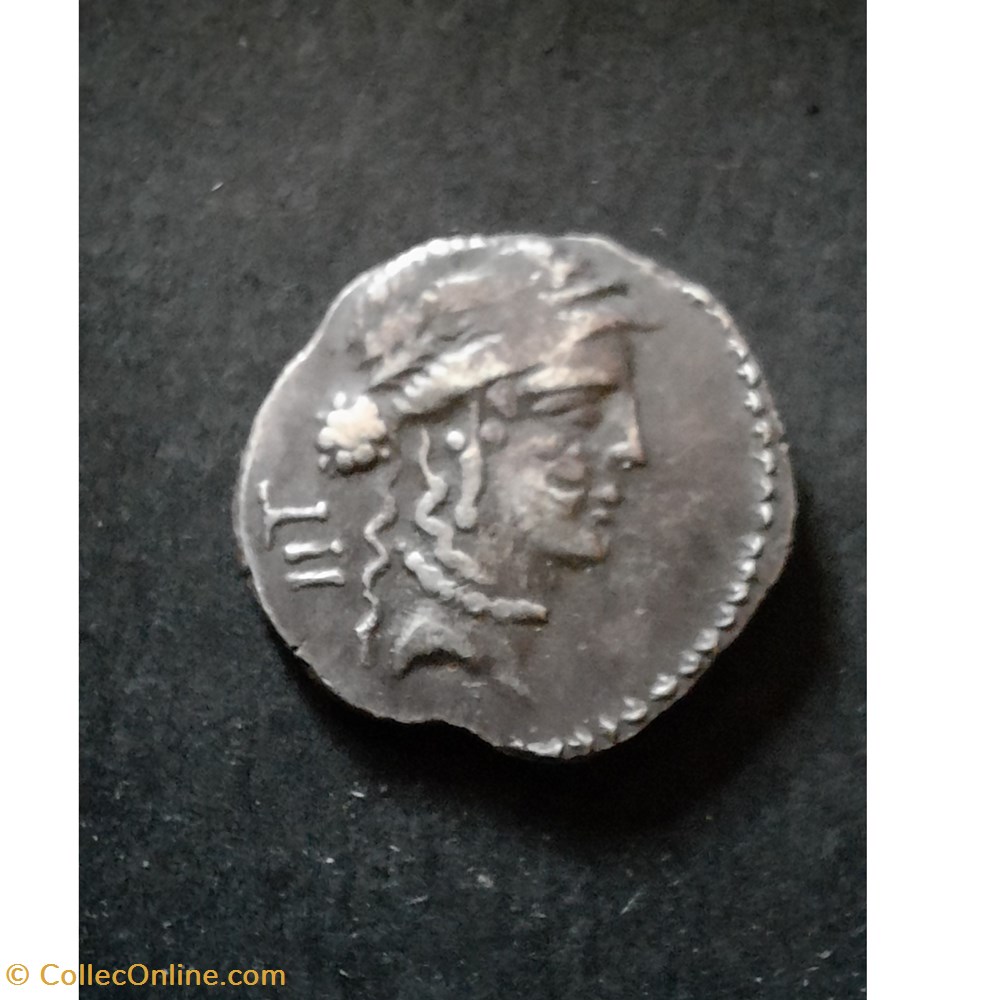 Jules Cesar A/Tete Venus a d LII R/Trophee Gaulois CAESAR. D 18.4 P 3.61 RCV 1400 monnaie antique av jc ap romaine republicaine imperiale jules cesar a tete venus a d lii r trophee gaulois caesar d 18 4 p 3 61 rcv 1400
