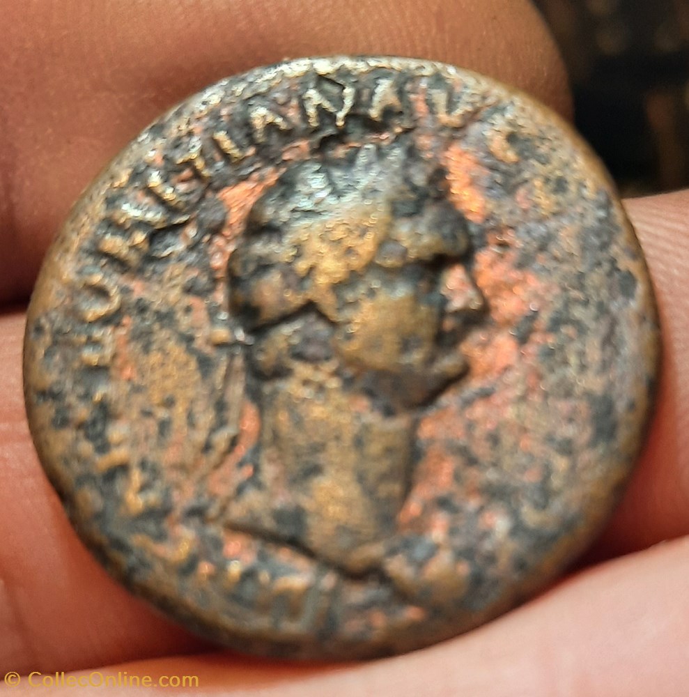 Domitien A /Tete lauree a d R/ Autel tetrastyle D26.9 P11.14g C414 RIC 227 RCV 2808 monnaies antiquite av jc ap romaines republicaines imperiales domitien a tete lauree a d r autel tetrastyle d26 9 p11 14g c414 ric 227 rcv 2808