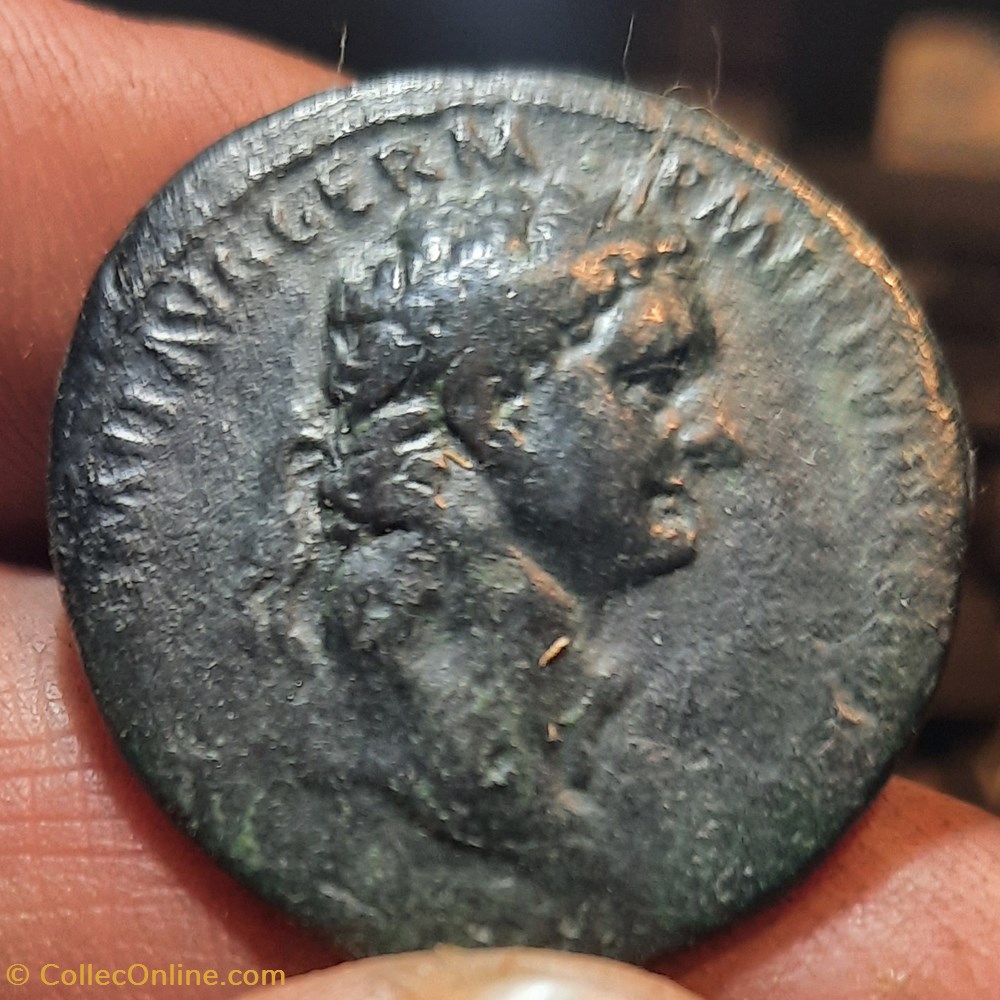 Domitien A/Tete lauree a d R/Joueur de flute sacrifice D29.5 P 11.22g C85 RIC 385a RCV 2803 monnaies antiquite av jc ap romaines republicaines imperiales domitien a tete lauree a d r joueur de flute sacrifice d29 5 p 11 22g c85 ric 385a rcv 2803