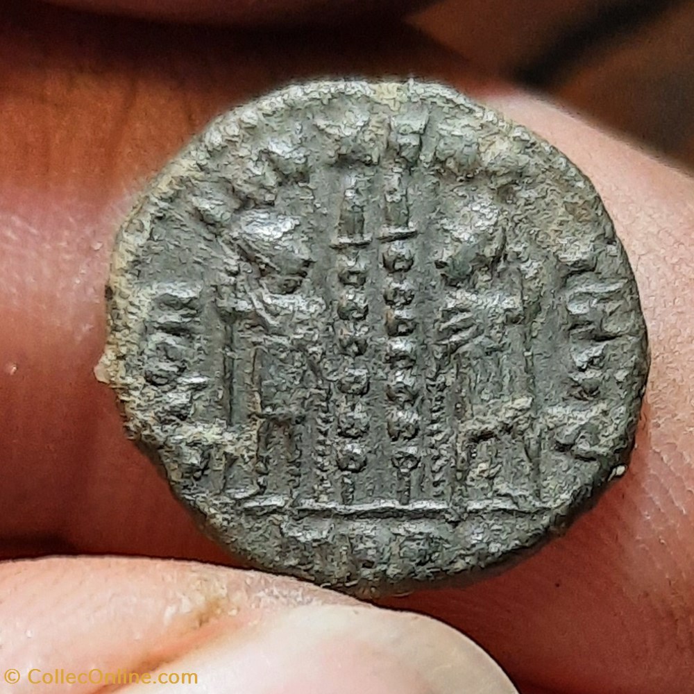 Constantin 2 A/Buste lure a d R/Soldats ,enseigne +330+331 D16.4 P2.43g C114 RIC527 monnaies antiquite av jc ap romaines republicaines imperiales constantin 2 a buste lure a d r soldats enseigne 330 331 d16 4 p2 43g c114 ric527