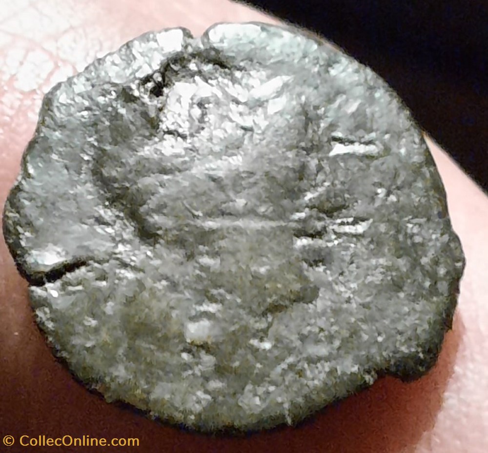 Petit Bronze au taureau , avers timbré d'une roue avec croix dans la chevelure 4 monnaies antiques celtes petit bronze au taureau avers timbre une roue avec croix dans la chevelure