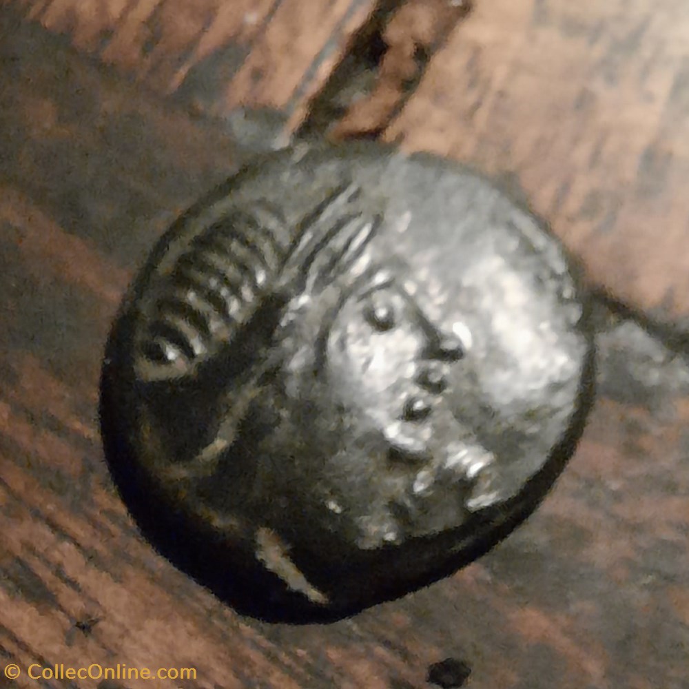Nimes PB A/Tete feminine a d VOLCAE R/Personnage debout AREC -60-40 D15.5 P2.21g FeugereVLC-2677 monnaie antique av jc ap nimes pb a tete feminine a d volcae r personnage debout arec 60 40 d15 5 p2 21g feugerevlc 2677