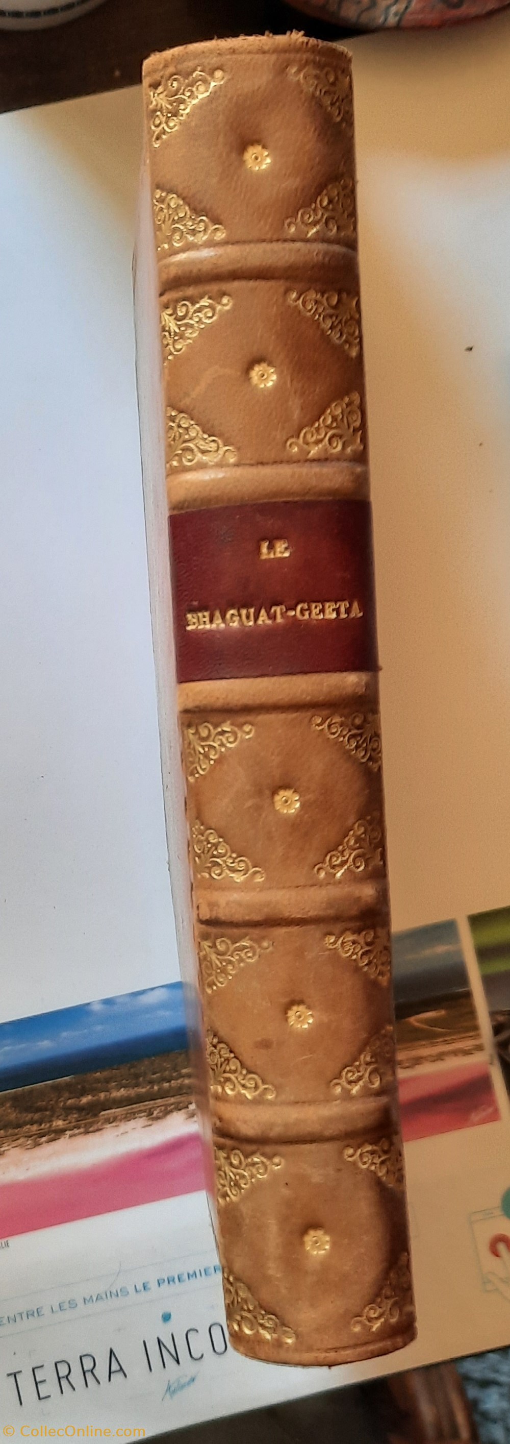 Le BHAGUAT GEETA ecrit du dialogue sacre de kreeshna et d Arjoon 1787 4 livres bd revues le bhaguat geeta ecrit du dialogue sacre de kreeshna et d arjoon 1787