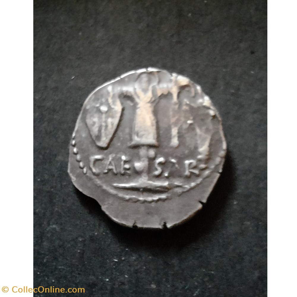 Jules Cesar A/Tete Venus a d LII R/Trophee Gaulois CAESAR. D 18.4 P 3.61 RCV 1400 monnaie antique av jc ap romaine republicaine imperiale jules cesar a tete venus a d lii r trophee gaulois caesar d 18 4 p 3 61 rcv 1400