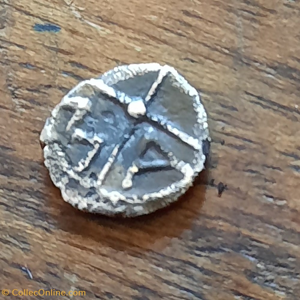 Marseille Obole MA. A/Tete Apollon a g R/Roue -300-49 D 9.5 P0.49g Feugere OBM 8 / 11 monnaie antique av jc gauloise marseille obole ma a tete apollon a g r roue 300 49 d 9 5 p0 49g feugere obm 8 11