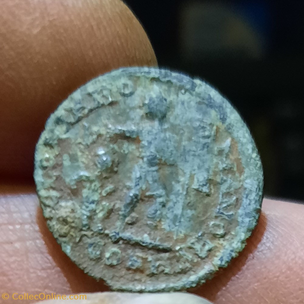 Gratien A/Tete diademee a d R/ Empereur trainant captif +377+378 D17.4 P2.04 RIC18b Ferrando 2 1636 monnaies antiquite av jc romaines republicaines imperiales gratien a tete diademee a d r empereur trainant captif 377 378 d17 4 p2 04 ric18b ferrando 2 1636