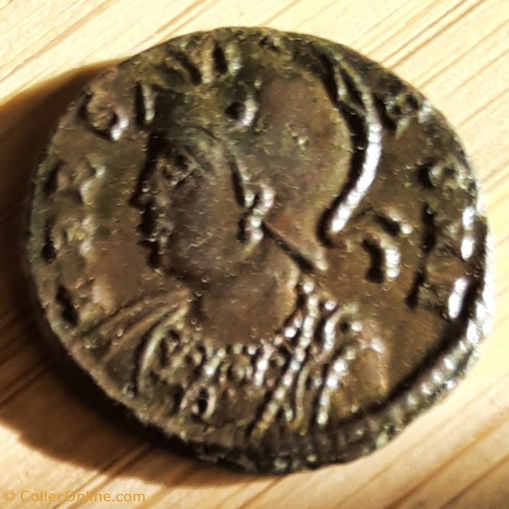 Rome A/Buste de Rome casque R/Louve D18 P 2.60g RIC(R3) C18 monnaie antique av jc ap romaine republicaine imperiale rome a buste de rome casque r louve d18 p 2 60g ric r3 c18
