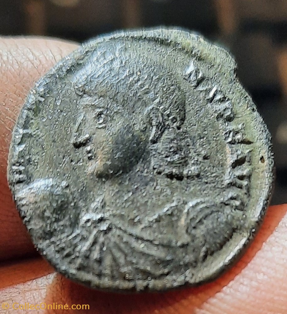 Constans A/Buste diademe a g R/ Soldat et personnage +340+350 D19.8 P5.08g RIC70 monnaies antiquite av jc ap romaines republicaines imperiales constans a buste diademe a g r soldat et personnage 340 350 d19 8 p5 08g ric70