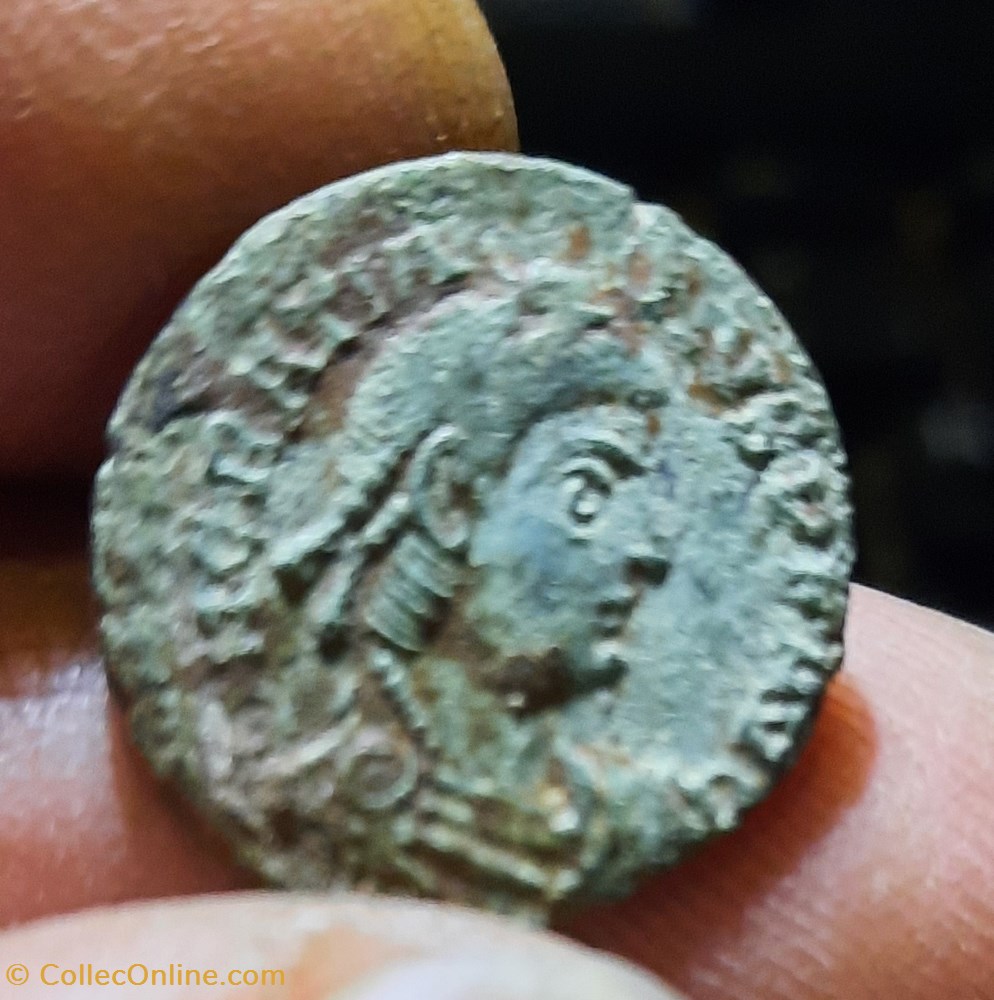 Gratien A/Tete diademee a d R/ Empereur trainant captif +377+378 D17.4 P2.04 RIC18b Ferrando 2 1636 monnaies antiquite av jc romaines republicaines imperiales gratien a tete diademee a d r empereur trainant captif 377 378 d17 4 p2 04 ric18b ferrando 2 1636