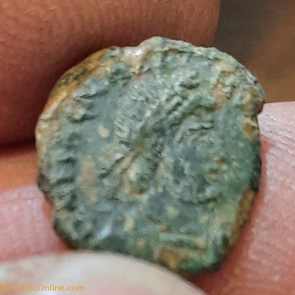 Magnus maximus A/ Tete diademee a d R/ Porte de camp +383+388 D13.4 LRBC 560 monnaies antiquite av jc ap romaines republicaines imperiales magnus maximus a tete diademee a d r porte de camp 383 388 d13 4 lrbc 560