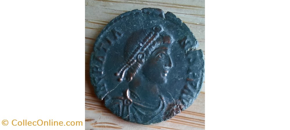 Gratien A/Buste diademe a d R/ Gratien a g relevant femme +378+383 D24.3 P 4.86g RCV20005 C30 monnaie antiquite av jc ap romaine republicaine imperiale gratien a buste diademe a d r gratien a g relevant femme 378 383 d24 3 p 4 86g rcv20005 c30