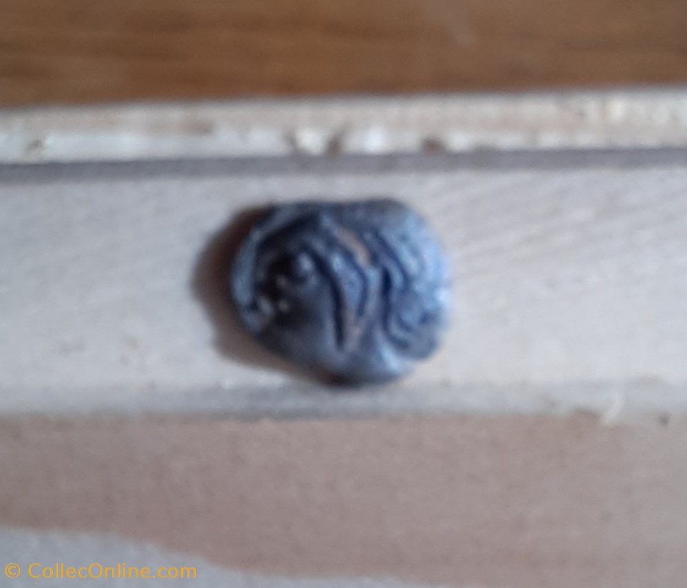 Marseille Obole A/Tete Apollon a G.R/Carre creux swatiska.D9 P0.79g -450_410 Feugere OBB3 2 monnaie antique av jc gauloise marseille obole a tete apollon a g r carre creux swatiska d9 p0 79g 450 410 feugere obb3