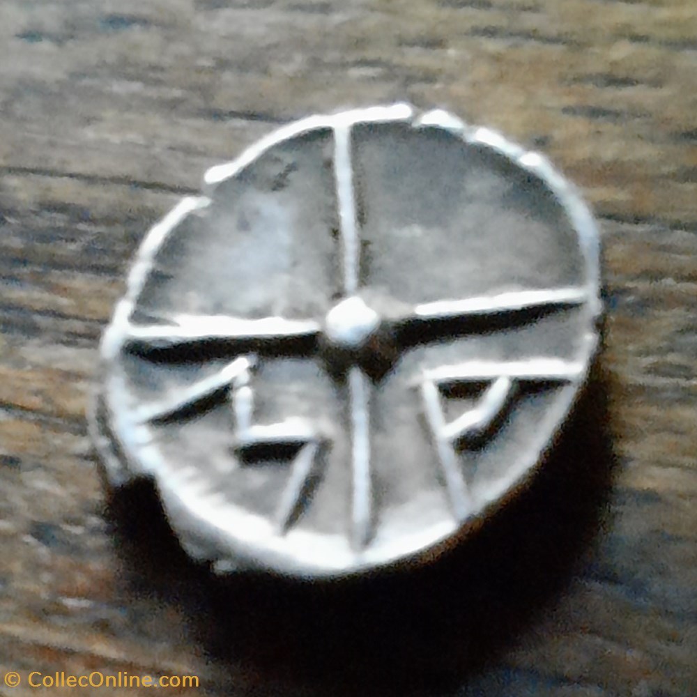 Marseille A/Tete a d (pendentif oreille) R/Roue MA (A cintre) -121-82 D9 P0.54 MHM 31 monnaie antique av jc ap gauloise marseille a tete a d pendentif oreille r roue ma a cintre 121 82 d9 p0 54 mhm 31