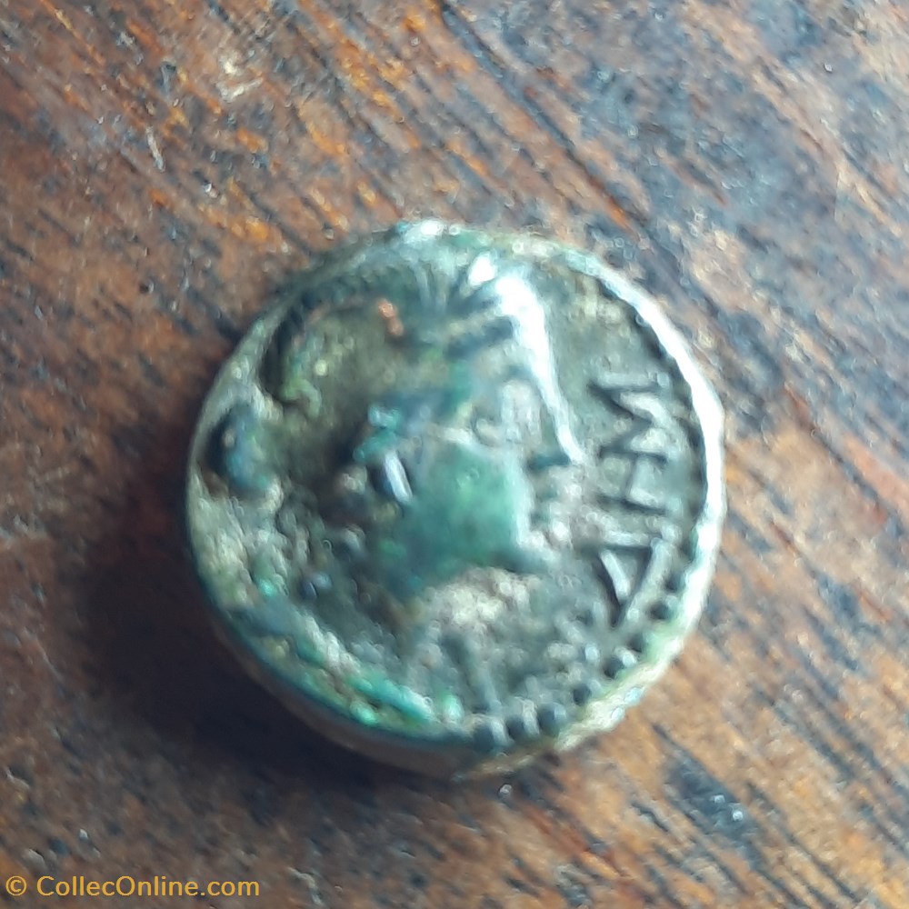 monnaie antique av jc ap gauloise antibes a tete couronnee a d r victoire couronnant un trophee 44 27d15 3 p 2 04 feugere ant 8