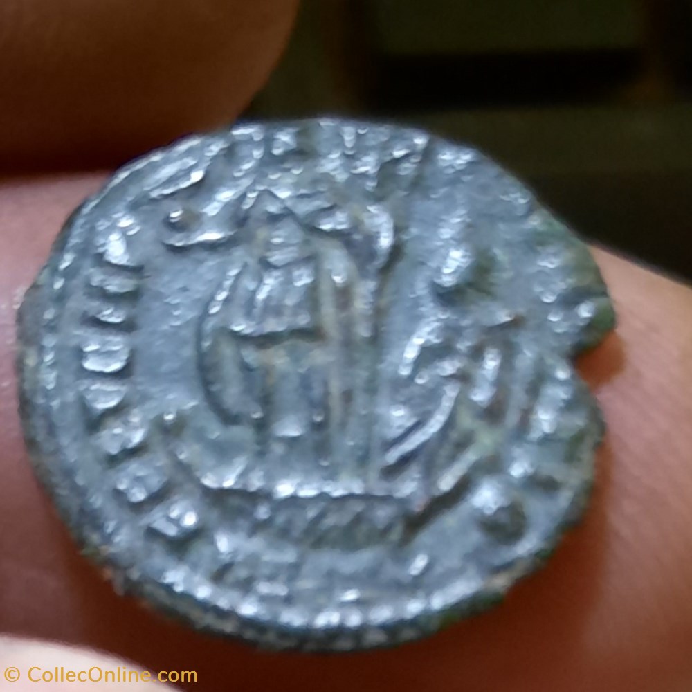 Constans A/Tete diademee a d R/Empereur et victoire +348+350D18 P2.41g RIC 238 sans certitude atelie monnaies antiquite av jc ap romaines republicaines imperiales constans a tete diademee a d r empereur et victoire 348 350d18 p2 41g ric 238 sans certitude atelie