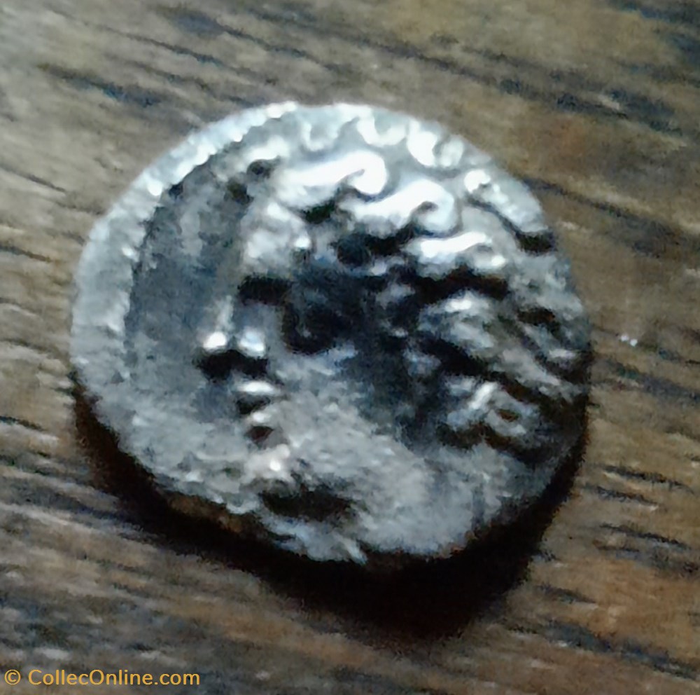 Marseille A/Tete Apollon a g R/ Roue MA (rayons bouletes) -300-50 D8.9 P0.43 Feugere OBM11c monnaie antique av jc gauloise marseille a tete apollon a g r roue ma rayons bouletes 300 50 d8 9 p0 43 feugere obm11c