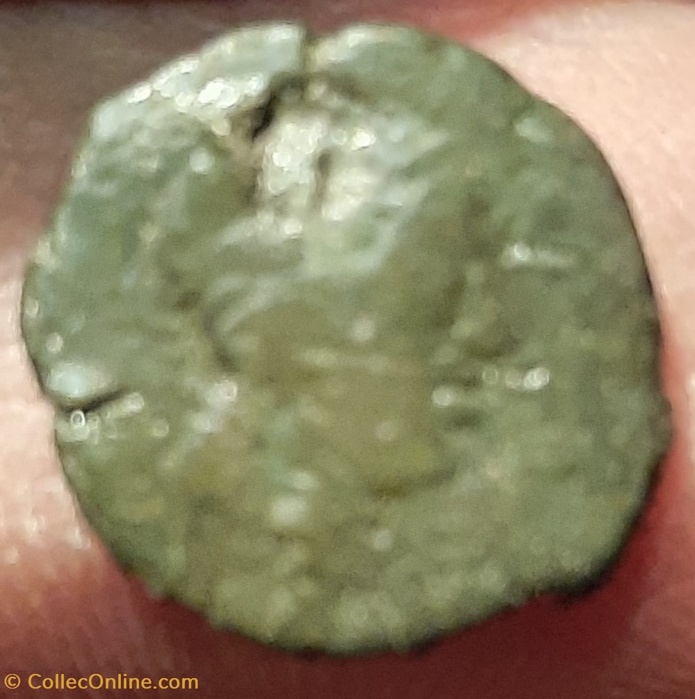 Petit Bronze au taureau , avers timbré d'une roue avec croix dans la chevelure monnaies antiques celtes petit bronze au taureau avers timbre une roue avec croix dans la chevelure
