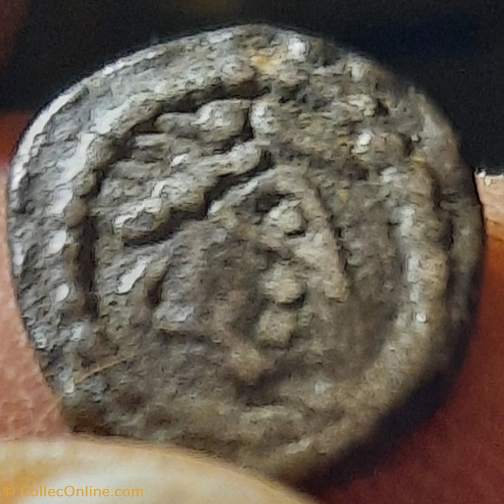 Sceat a l oiseau A / Tete a d R /Croix entre annelets et oiseau dessus D12 P1g B6209-6218 MEC1/684 monnaies france merovingiennes sceat a l oiseau a tete a d r croix entre annelets et oiseau dessus d12 p1g b6209 6218 mec1 684
